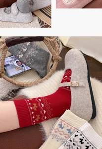 Dettaglio di calze in maglia Fair Isle con motivi a renna e polsini a costine festivi