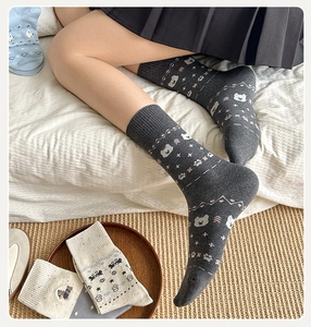 Detail der weichen Fair-Isle-Socken mit Eisbären- und Pfotenmuster für Damen