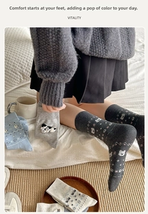 Detail von Vintage Fair Isle Socken mit 3D-Bärenstickerei und Herzmustern für Damen