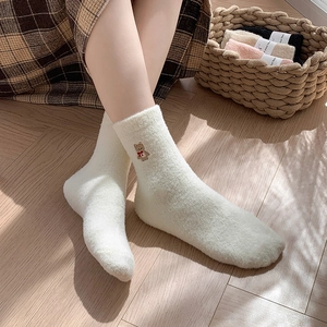 Dicke cremeweiße Fleece-Socken mit süßer Bärenstickerei für Winterwärme und Komfort