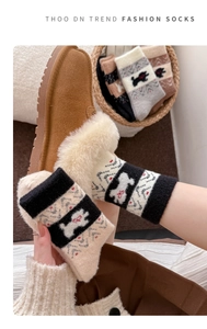 Detail von dicken Fair-Isle-Socken mit süßem Hundemuster und kuscheliger Strickstruktur