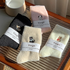Vier Paar warme Plüschsocken mit Cartoon-Stickerei in einem schicken Holztablett