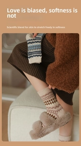 Dettaglio di calze in lana con motivo jacquard vintage per il calore invernale