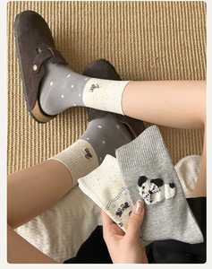 Detail der bestickten Bären- und Pandaflicken auf vintage Fair Isle Baumwollsocken