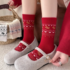 Calze rosse con motivi cane e cuore indossate con scarpe Mary Jane grigie
