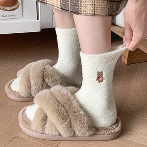 Warme Damen Wintersocken mit Bärenstickerei und flauschigen Kunstfell Hausschuhen