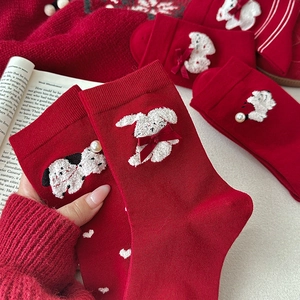 Chaussettes rouges tricotées avec broderie peluche blanche et accents de perles