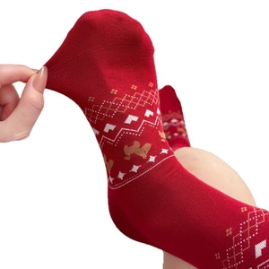Calze rosse elastiche con motivi di renne Fair Isle che mostrano l'alta flessibilità