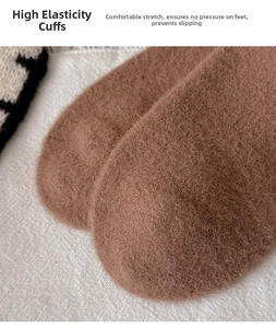 Detail von plüschigen braunen Wintersocken mit hochelastischem, dickem Korallenvlies-Gewebe