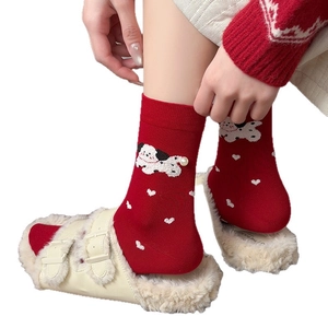 Chaussettes rouges mignonnes avec dalmatien, cœurs blancs et accents de perles fantaisie