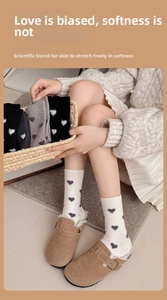 Gros plan détaillé de chaussettes thermiques épaisses à motif cœur multicolores
