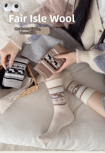 Dettaglio di calze in lana Fair Isle con motivi classici e trama spessa e calda invernale