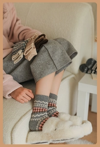 Dettaglio di calze in misto lana con motivi geometrici Fair Isle vintage e polsini a costine