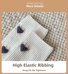 Détail de chaussette en maille côtelée crème avec motif cœur en peluche floqué violet