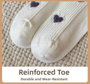 Détail de la pointe renforcée sur chaussettes blanches avec motif de cœur violet