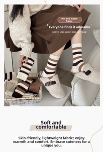 Détail de chaussettes en maille rayées marron doux avec des chaussures mules confortables