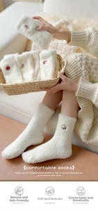 Gros plan de chaussettes en velours de vison blanc avec broderie mignonne et texture douce