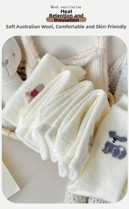 Gros plan de chaussettes thermiques avec broderie d'animaux et texture moelleuse