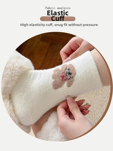 Détail montrant la haute élasticité de chaussettes thermiques épaisses à motif chien