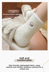 Gros plan de chaussettes blanches en velours de vison et de pantoufles douces pour l'hiver