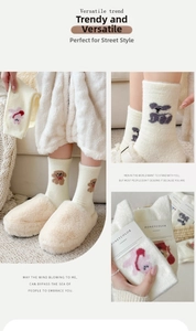 Détail de chaussettes en peluche chaude avec broderie ours et emballage de marque