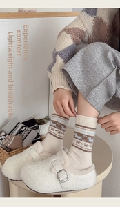 Dettaglio di calze di lana calde con motivi Fair Isle e polsini a costine