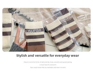 Détail de chaussettes rayées multicolores dans un emballage individuel à fermeture éclair