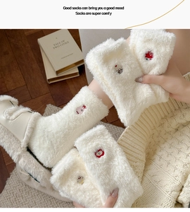 Détail de chaussette en polaire de vison beige avec broderie mignonne pour l'hiver