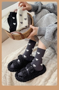 Détail de chaussettes en maille à motif cœur avec textures côtelées en plusieurs coloris