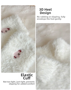 Détail de chaussettes blanches en velours de vison avec broderie rose et bord côte