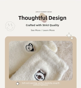Gros plan de chaussettes thermiques douces avec broderie animale et bord élastique