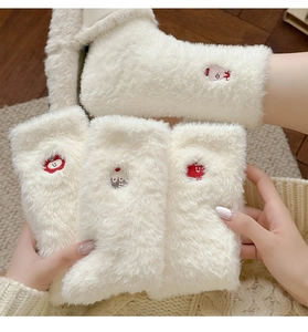 Gros plan de chaussettes blanches en velours de vison avec broderie animale mignonne