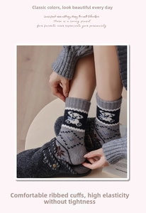 Detail von Wollstricksocken mit blauen Streifen und weißem Bärenmuster für Zuhause