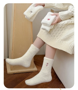 Gros plan de chaussettes blanches en velours doux avec broderie animale mignonne et fine