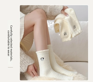 Gros plan d'une broderie de chien sur des chaussettes thermiques épaisses pour femmes