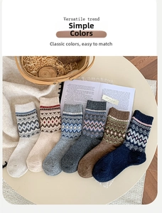 Κοντινό πλάνο από vintage μάλλινες κάλτσες Fair Isle με γεωμετρικά σχέδια σε διάφορα χρώματα