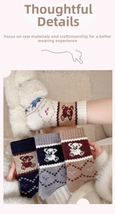 Detail von Wollsocken für den Winter mit süßem Teddybär-Jacquard und nordischem Muster