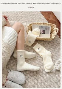 Vue détaillée de chaussettes d'hiver chaudes avec broderie d'animaux mignons sur polaire