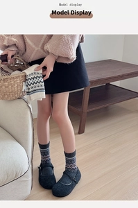 Κοντινό πλάνο από μάλλινες κάλτσες Fair Isle με vintage μοτίβα και ζεστή πλέξη