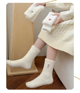 Détail des chaussettes épaisses en velours blanc avec broderie animale mignonne