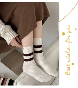 Gros plan sur la maille côtelée des chaussettes rayées au style automnal chaleureux