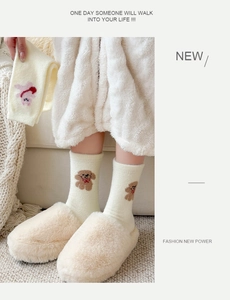 Vue détaillée de chaussettes en polaire crème avec broderie ours mignonne et douce