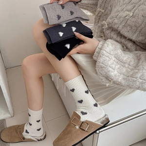 Chaussettes chaudes à motif cœur pour femmes en blanc, noir et gris pour l'automne hiver