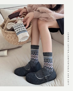 Λεπτομερής υφή από βαμβακερές κάλτσες Fair Isle σε ένα ζεστό οικιακό περιβάλλον