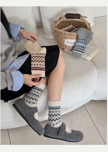 Κοντινό πλάνο πλεκτών μάλλινων καλτσών Fair Isle με ρετρό γεωμετρικό σχέδιο ζακάρ στο μοντέλο