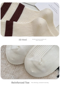Détails macro du talon renforcé et de la couture des orteils sur chaussettes rayées