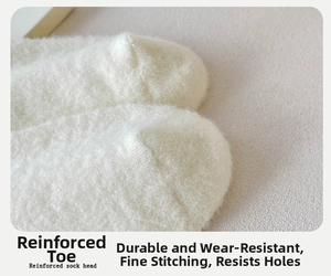 Gros plan de la pointe renforcée sur des chaussettes en peluche blanche thermique épaisse