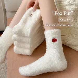 Chaussettes d'hiver pelucheuses blanc crème avec broderie champignon rouge