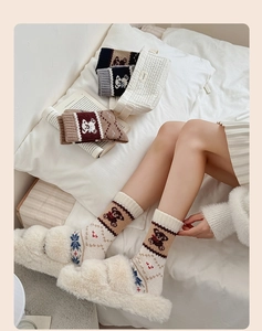 Detail der warmen Wintersocken mit Bären-Jacquard und nordischen Schneeflockenmustern