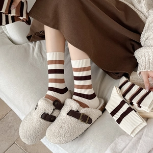 Chaussettes rayées pour femmes tons terre, tricot chaud automne hiver à plat et portées